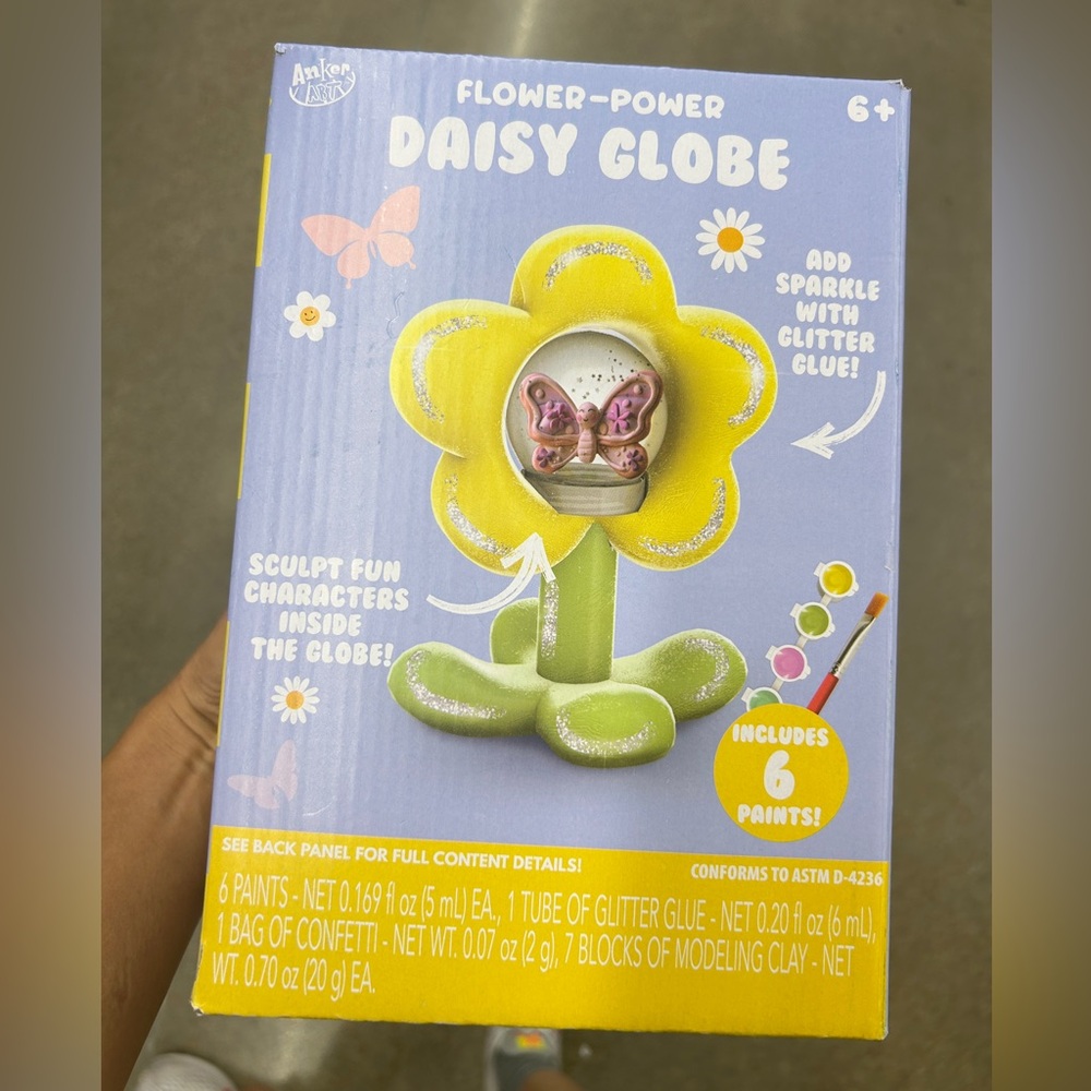 NWT Flower-Power Daisy Globe